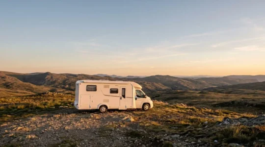 Camping-car stationné en extérieur illustrant les risques structurels liés à l'absence de stabilisation